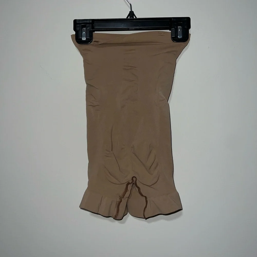 SKIMS SEAMLESS SCULPT STRAPLESS SHORTIE BODYSUIT SIENNA BEIGE SMALL